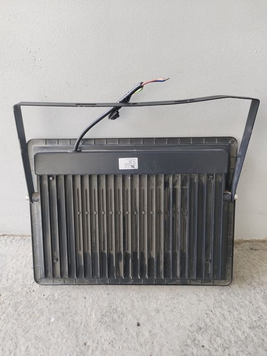 Продаётся прожектор 200w