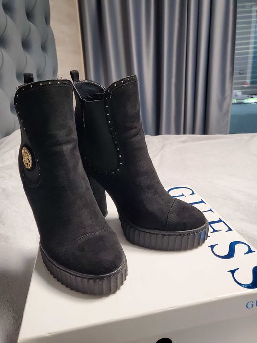 Дамски боти и ботуши на марката Guess 39 номер