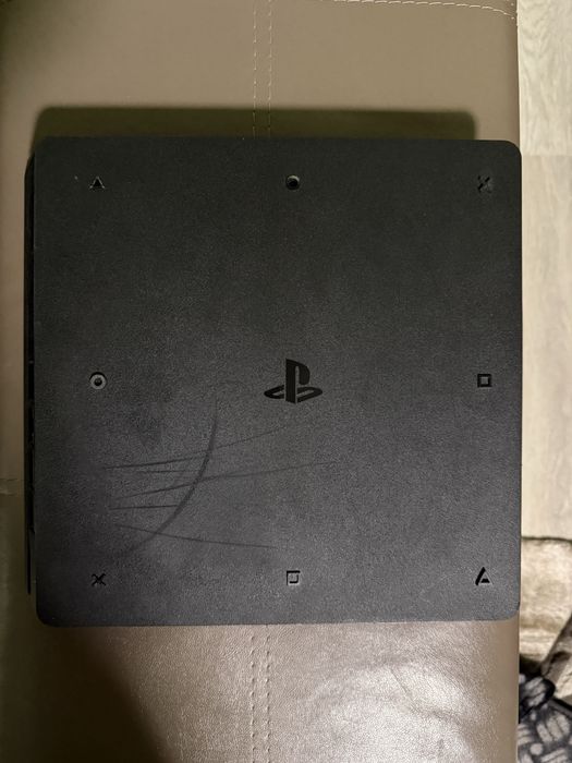 Продавам PlayStation 4 Slim 500 GB