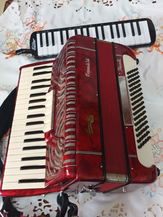 Vând acordeon Soprani 80 basi