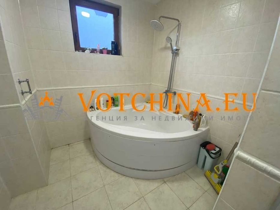 Двуетажна къща с двор в село Безводица