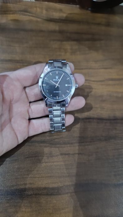 Rolex soat sotiladi.