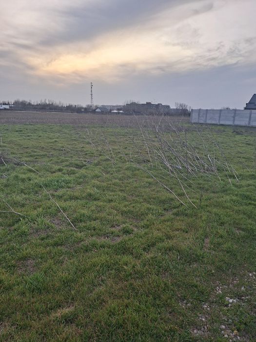 Vând teren intravilan