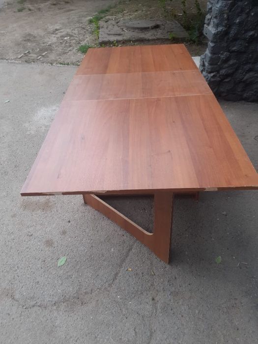Срочно продам стол  книжка