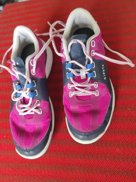 Adidași foarte comozi, ușori, rezistenți, cu talpă din spumă foarte fl