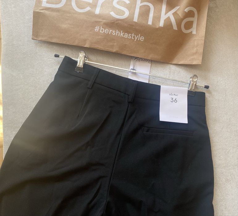 Черен панталон от Bershka