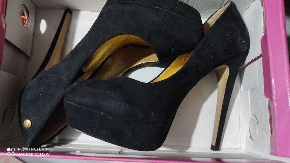 Две пары женских туфлей.