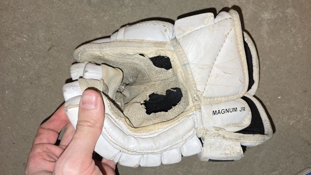 Хокеен екип: каска, ръкавици, налакътници, нагръдник, гащи,кори