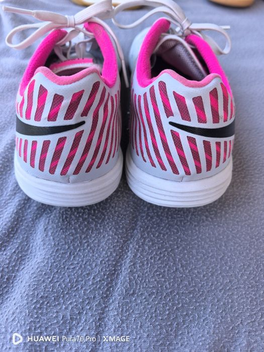 Футболни обувки за зала nike номер 40 стелка 25см.