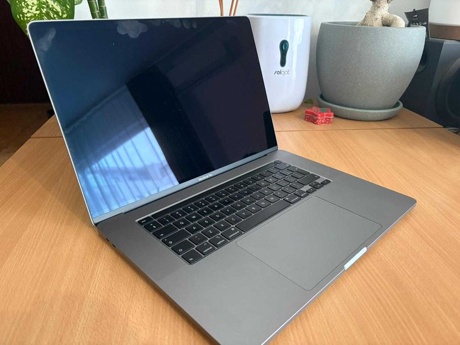 MacBook Pro 16” (2019)–i7 2.6 GHz, 16GB RAM, SSD 512GB, AMD Radeon Pro