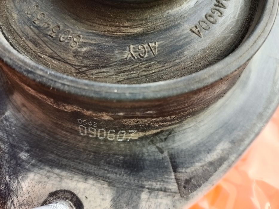 Опоры передних амортизаторов Субару Трибека