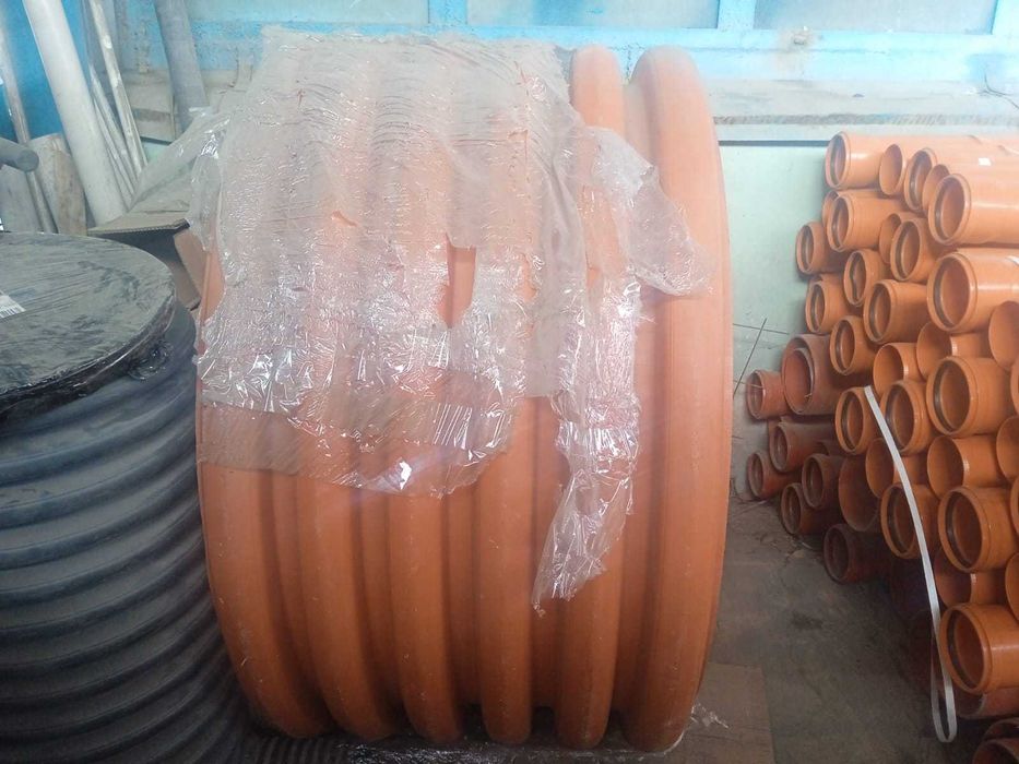 Отрезок гофрированной PP-B трубы в диаметре 1 метр и 80 см