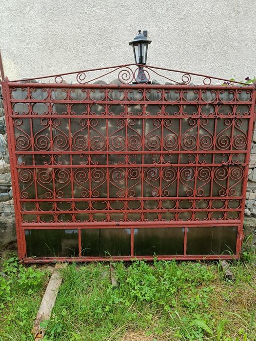 Poartă și portiță intrare curte.