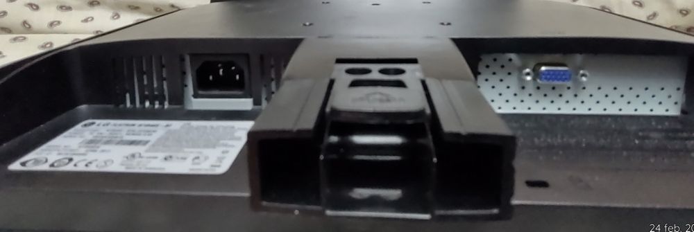 vând 2 monitore,un "LG"(60 lei) și un"DELL"(90 lei)