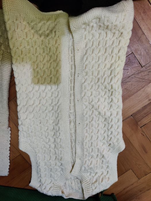 Вълнени елеци и други на една кука и два шиша