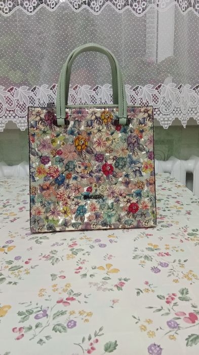 Женские сумочки.