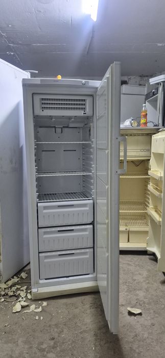 Холодильник 120см морозит отличный