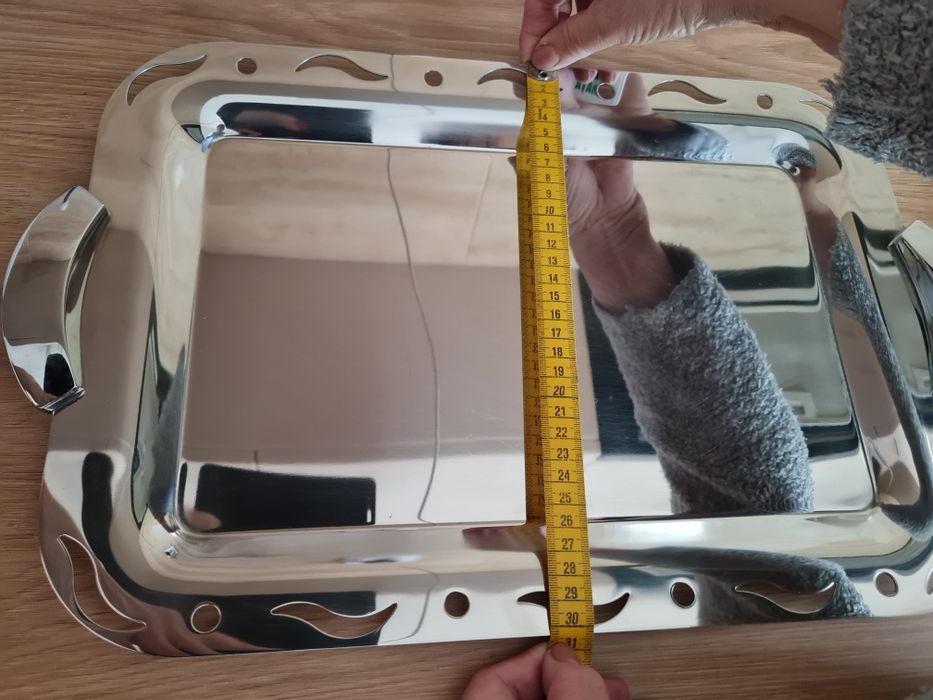 Tava din metal pentru servire