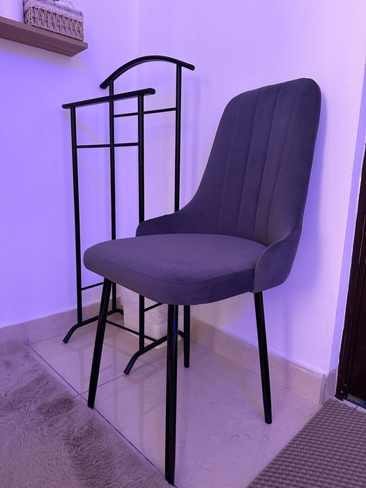 Продается стул в сером цвете