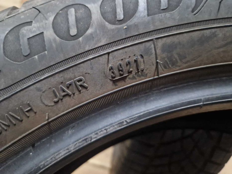 2 Goodyear R20 235/50
зимни гуми
DOT3921