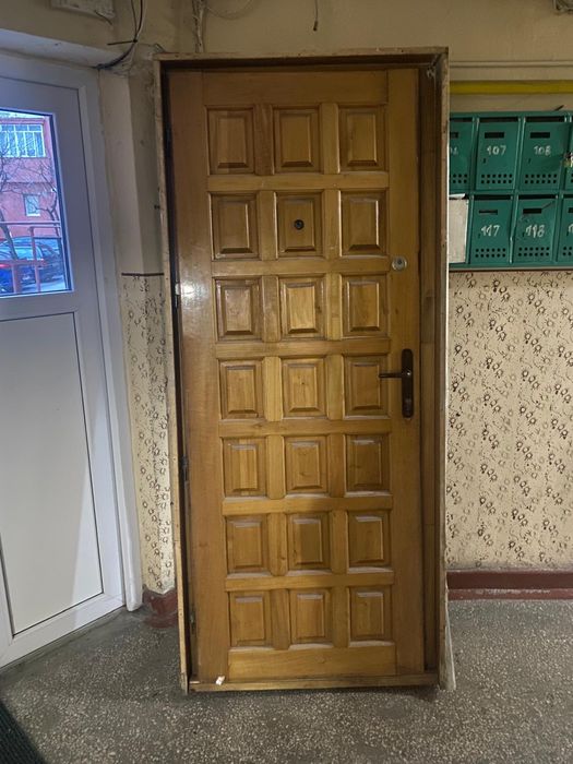 Usa lemn masiv de apartament