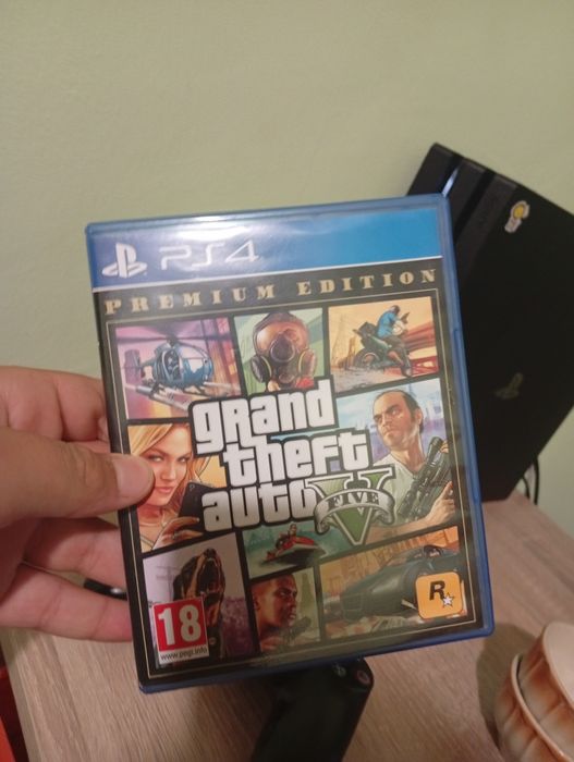 Продавам PS4 pro с два контролера и  5 игри