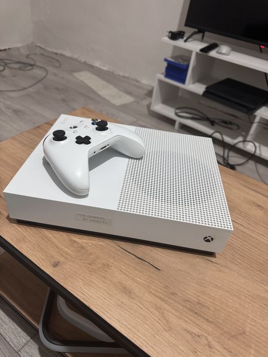 Xbox one s 1TB + игры