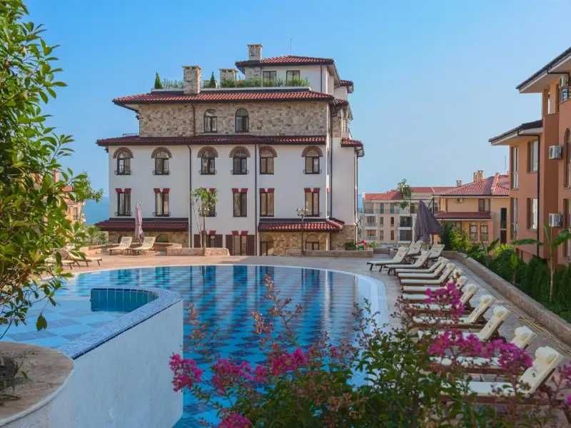 Частен апартамент в комплекс Артур - лукс, басейн и паркинг