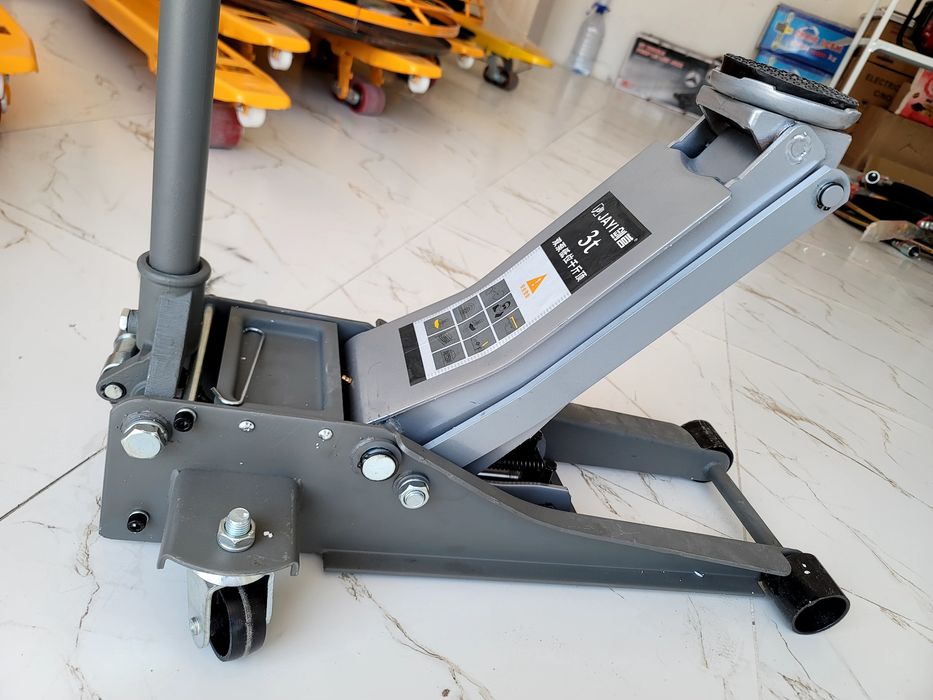 Домкрат гидравлический
подкатной з тонн тележка