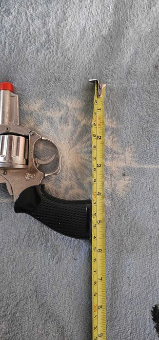 pistol din metal cu capse