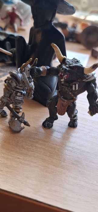 3 мини фигурки - минотавър и рицаи