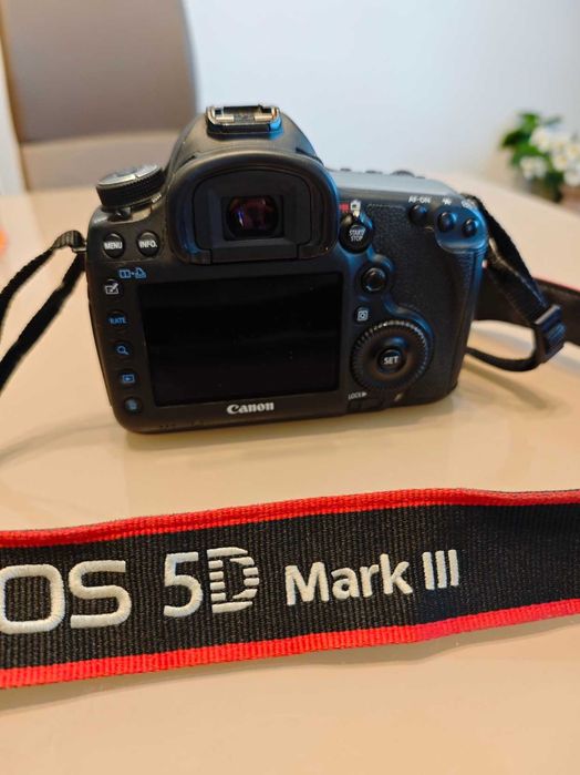 Full-Frame фотоапарат Canon 5D Mark III + обективи, раница, светкавица и софтбокс.