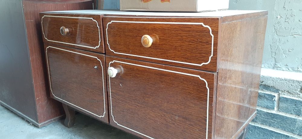 Трюмо с заркалом и 2 тумбочки