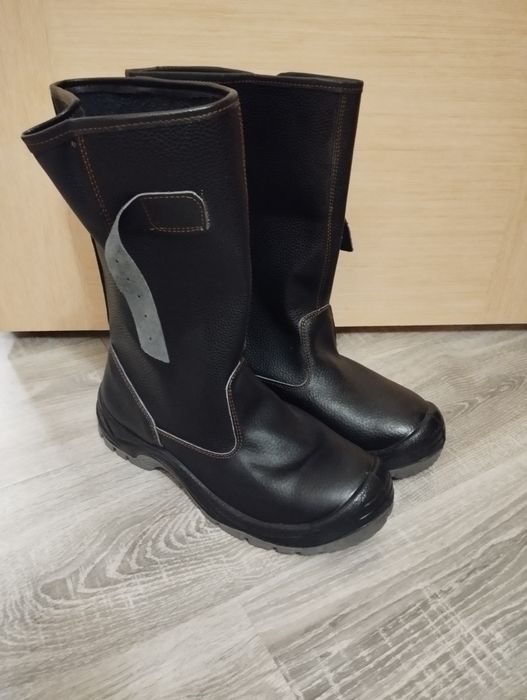 Продам новые Сапоги