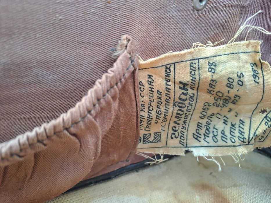 Чемоданы советские разноцветные