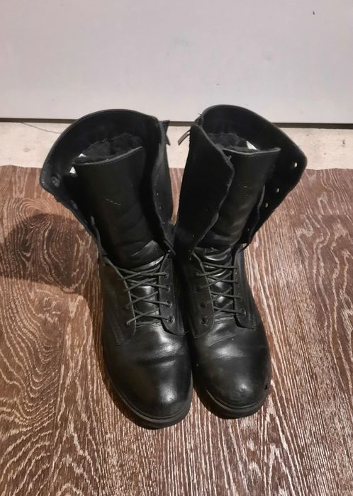 Бушлат, шапка ушанка, берцы