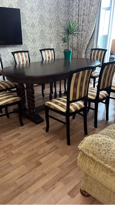 Стол и  восемь стульев