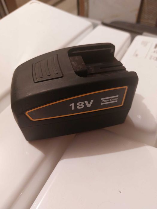 Две батерии малка и голяма и зарядно плус подарък.