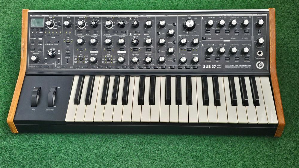 Sintetizator Analogic de colectie Moog Sub 37 (Editie limitata Bob Moog Tribute Edition)