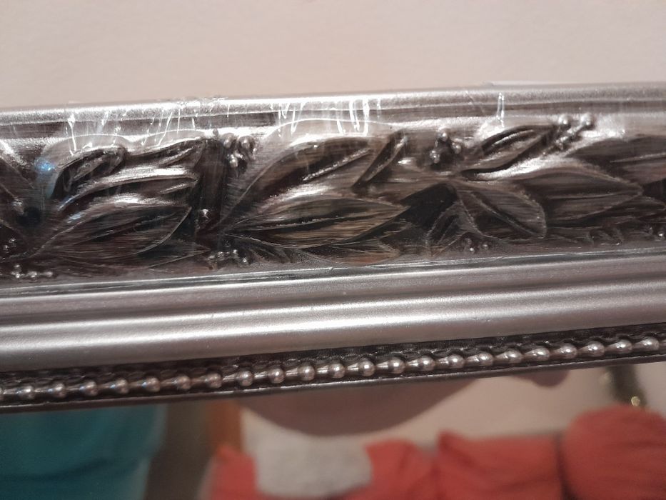 Vand oglinda cu rama din lemn masiv, ornament argintiu, noua