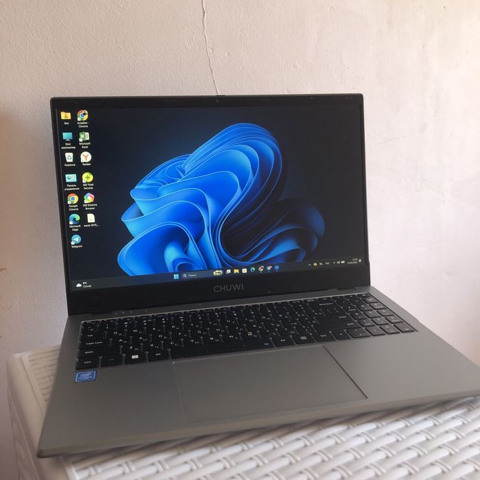 chuwi herobook Plus { 8 256GB SSD }