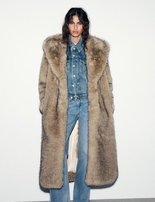 Уникално палто с косъм с подчертани рамене и дълго палто с качулка