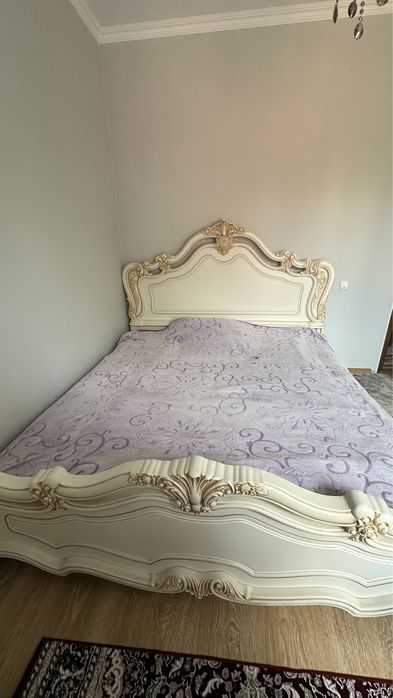 Продаю кровать из дерева с матрасом