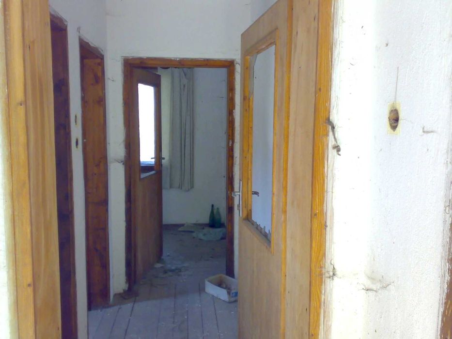 Двуетажна вила с голям двор в Тетевенския Балкан – с. Гложене