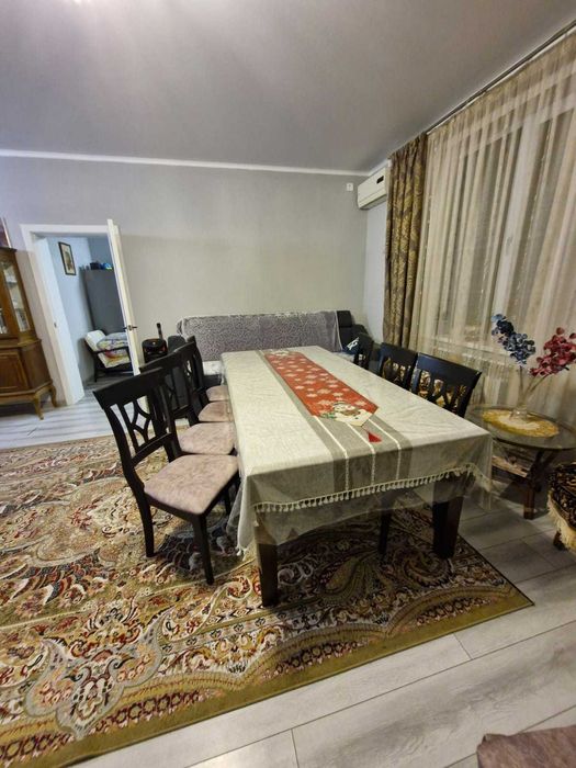 Стол со стульями для гостинной