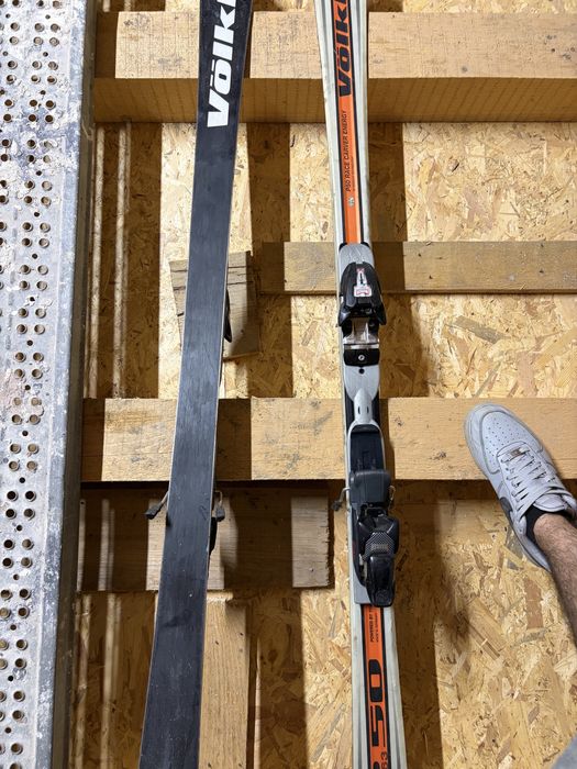 Schiuri Völkl P50 Race Carver Energy sau schiuri Rossignol Viper FX