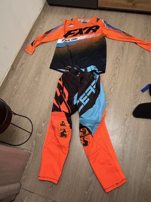 Продавам екипировка за кросов мотор подходяща за ktm