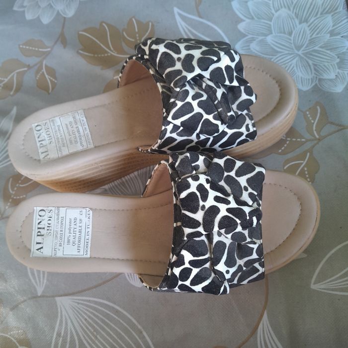 Bir-biridan chiroyli oyoq kiyimlar