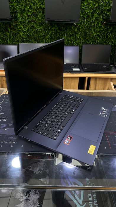 Asus Vivobook M18
