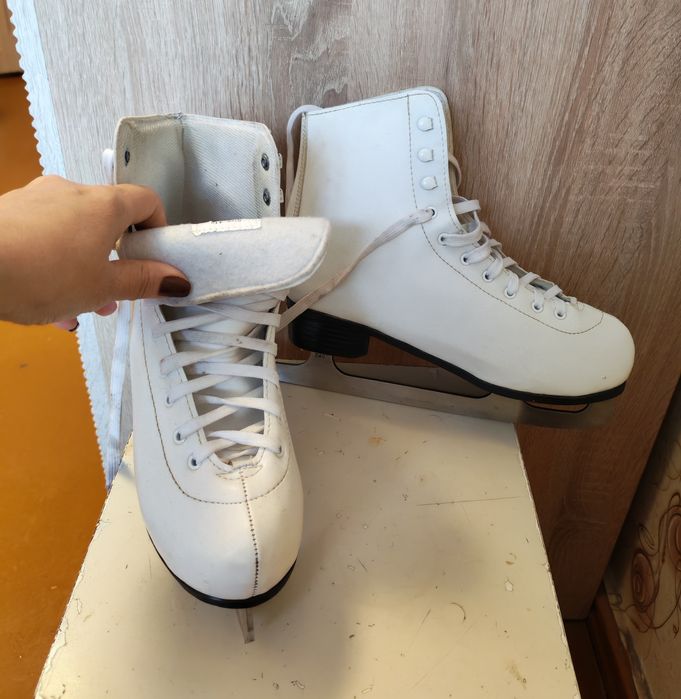 Продам женские коньки